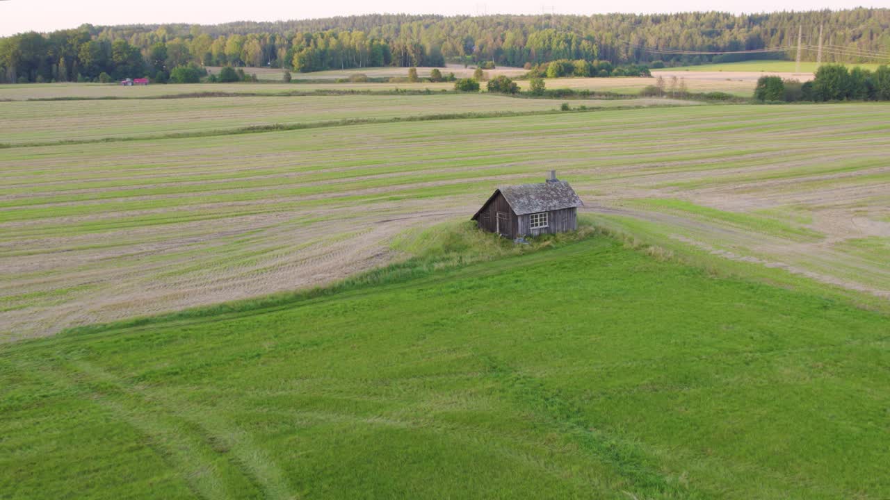L'antica fucina isolata in campi verdi vicino alla campagna svedese. Ripresa aerea con drone.