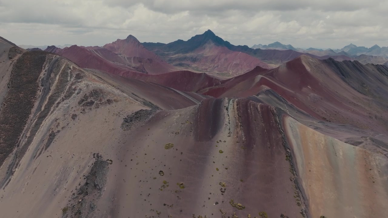 Vinicunca nelle Ande a Cusco, Perù. Ripresa aerea con drone.