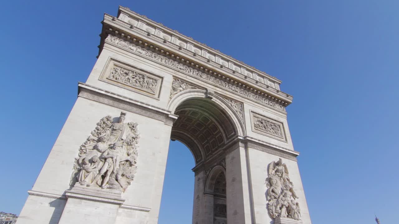 vista panorámica del arco del triunfo en parís, francia