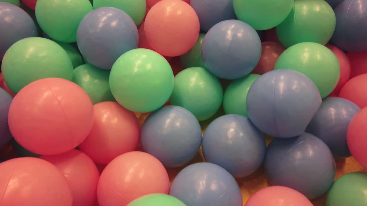 pelotas llenas en un patio de recreo para niños,