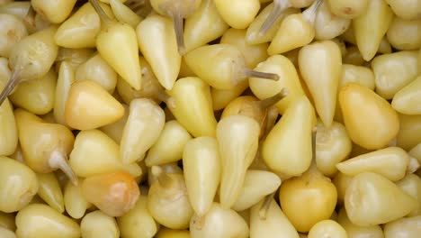 close-up de pimentas amarelas em conserva