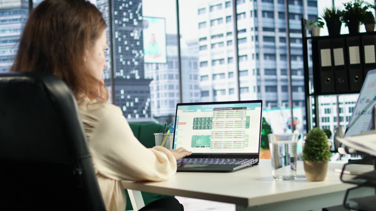 giovane amministratore delegato alla ricerca di una soluzione di investimento e della giusta offerta