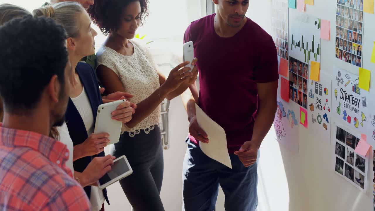 ejecutivo discutiendo sobre el documento 4k