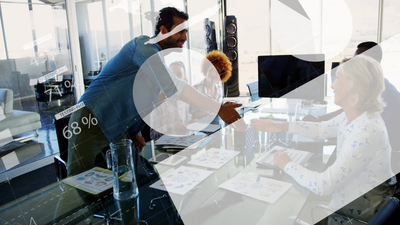 animación del procesamiento de datos financieros sobre diversas personas de negocios en la oficina