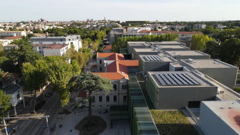 edificio moderno con paneles solares montpellier día soleado aéreo
