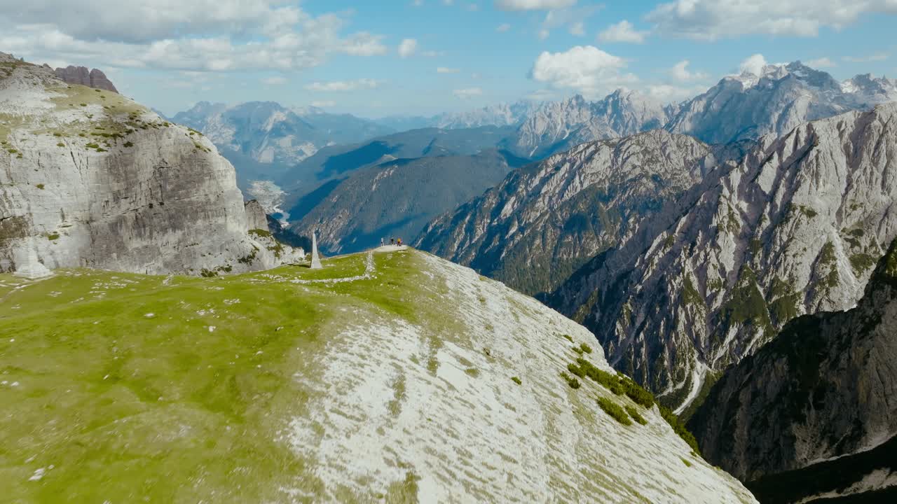 toma aérea de drones de los alpes en dolomitas con gente en el borde de la roca, italia, 4k