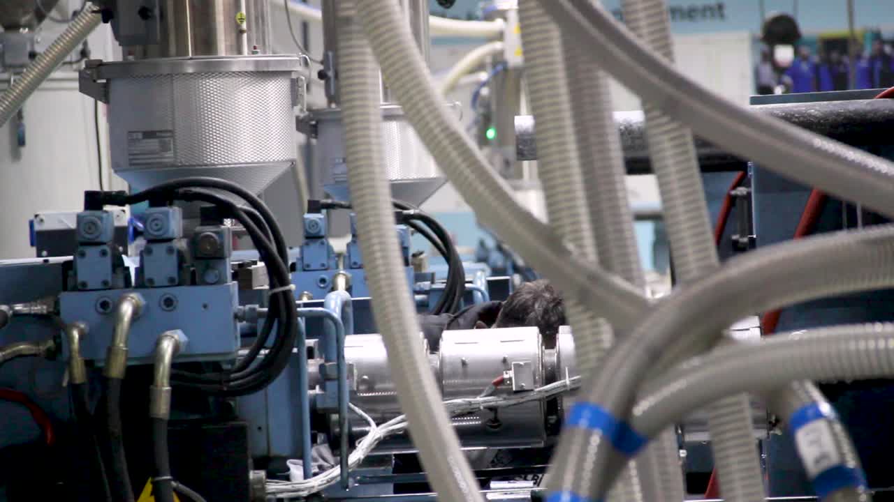 ingeniero persona que trabaja en la fábrica de fabricación