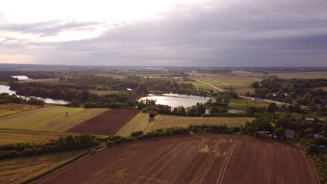 Kleinbauernland-In-Der-Morgensonne,-Ruhe-Vor-Dem-Sturm