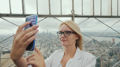 vista trasera de una mujer admirando la ciudad de nueva york desde un punto alto