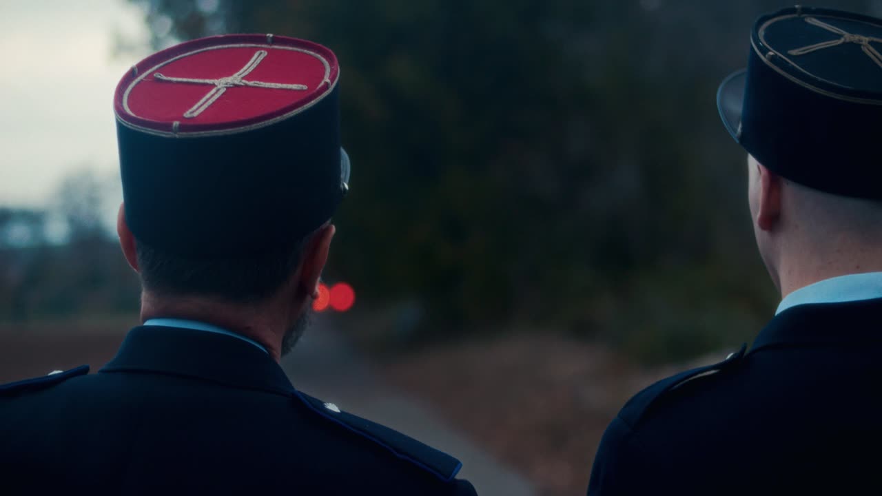 빈티지 경찰관들이 은 빈티지 자동차를 인사합니다.