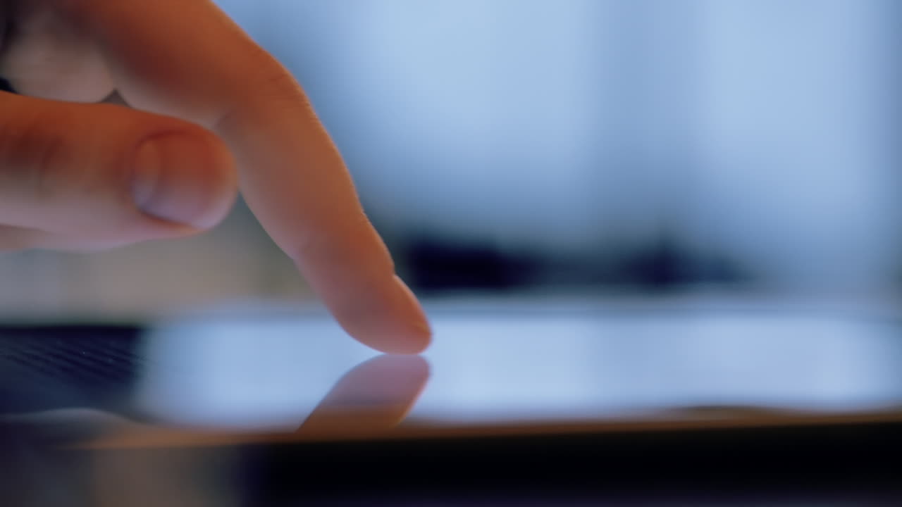 태블릿 컴퓨터를 만지는 가까운 손