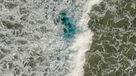 zumbido aéreo de las olas del mar, primer plano, slowmo