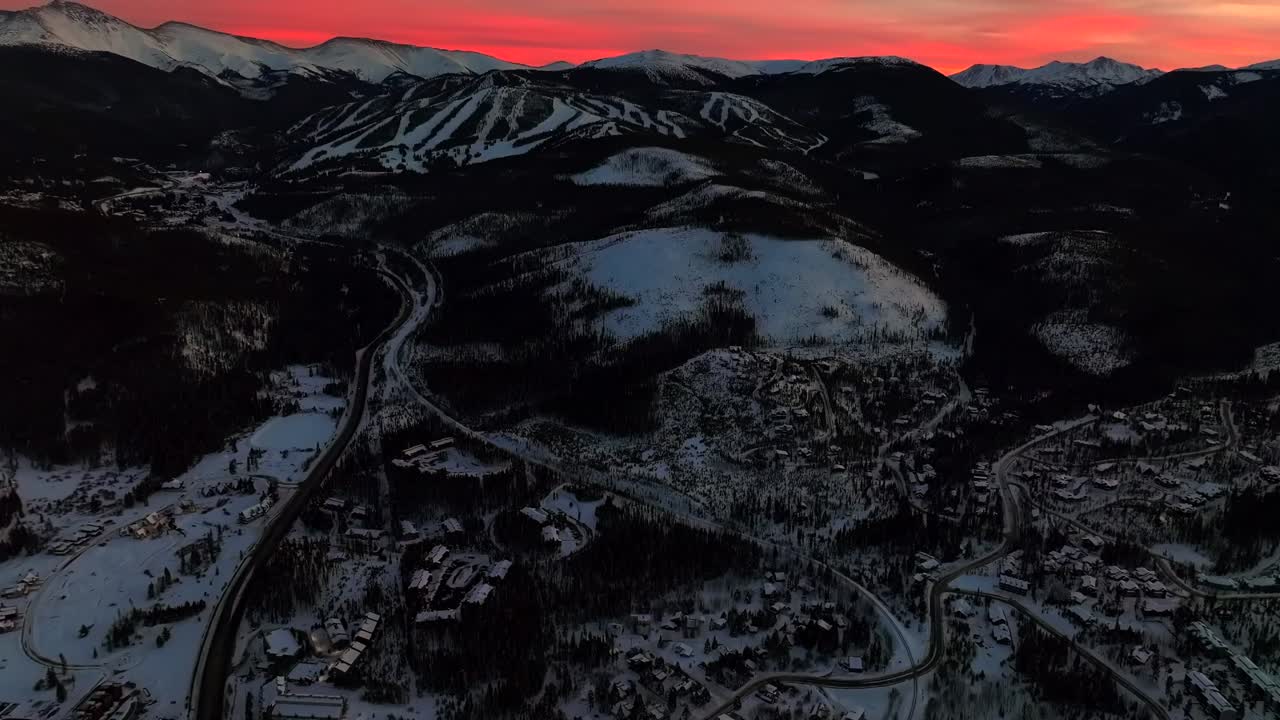 활기찬 해가 지고 해가 뜨는 겨울 공원 리조트 마을 마을 공중 드론 프레이저 콜로라도 오렌지 보라색 바위 산 메리 제인 스키 스노우보드 트레일 베르투드 패스 12 월 겨울 정점 뒤로
