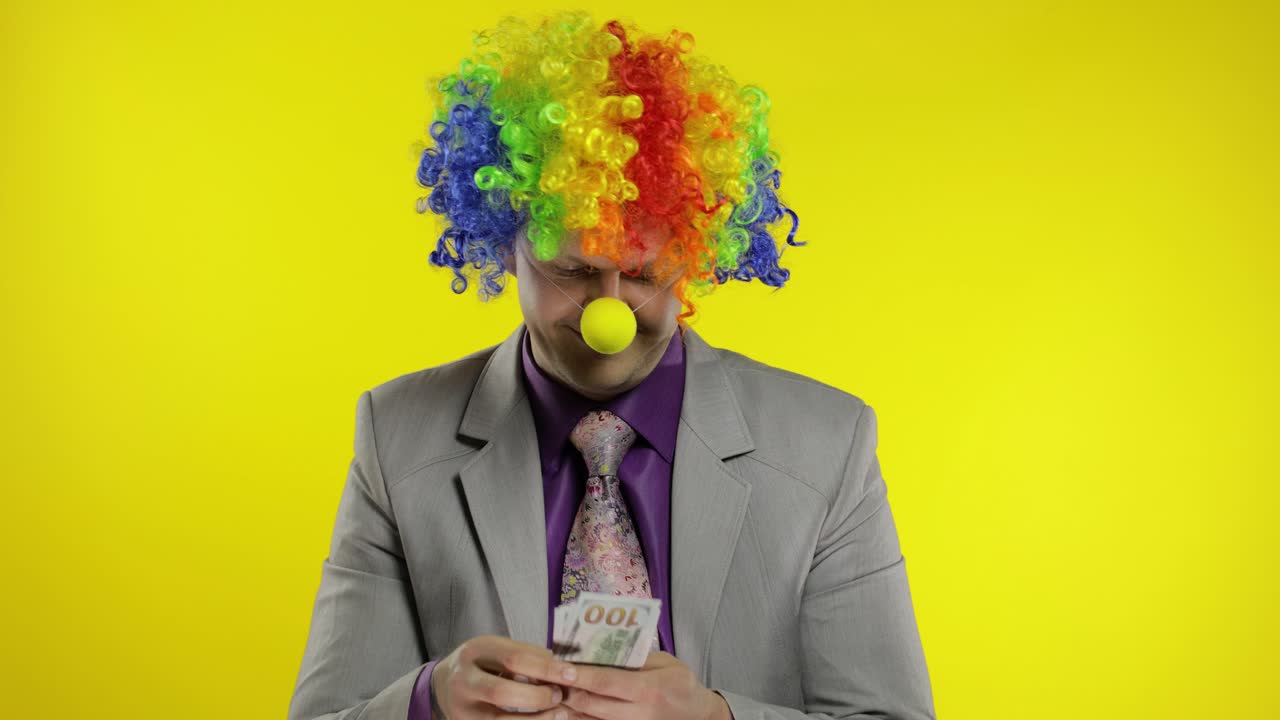 payaso empresario empresario jefe en el trabajo recibe ingresos en billetes de dólar