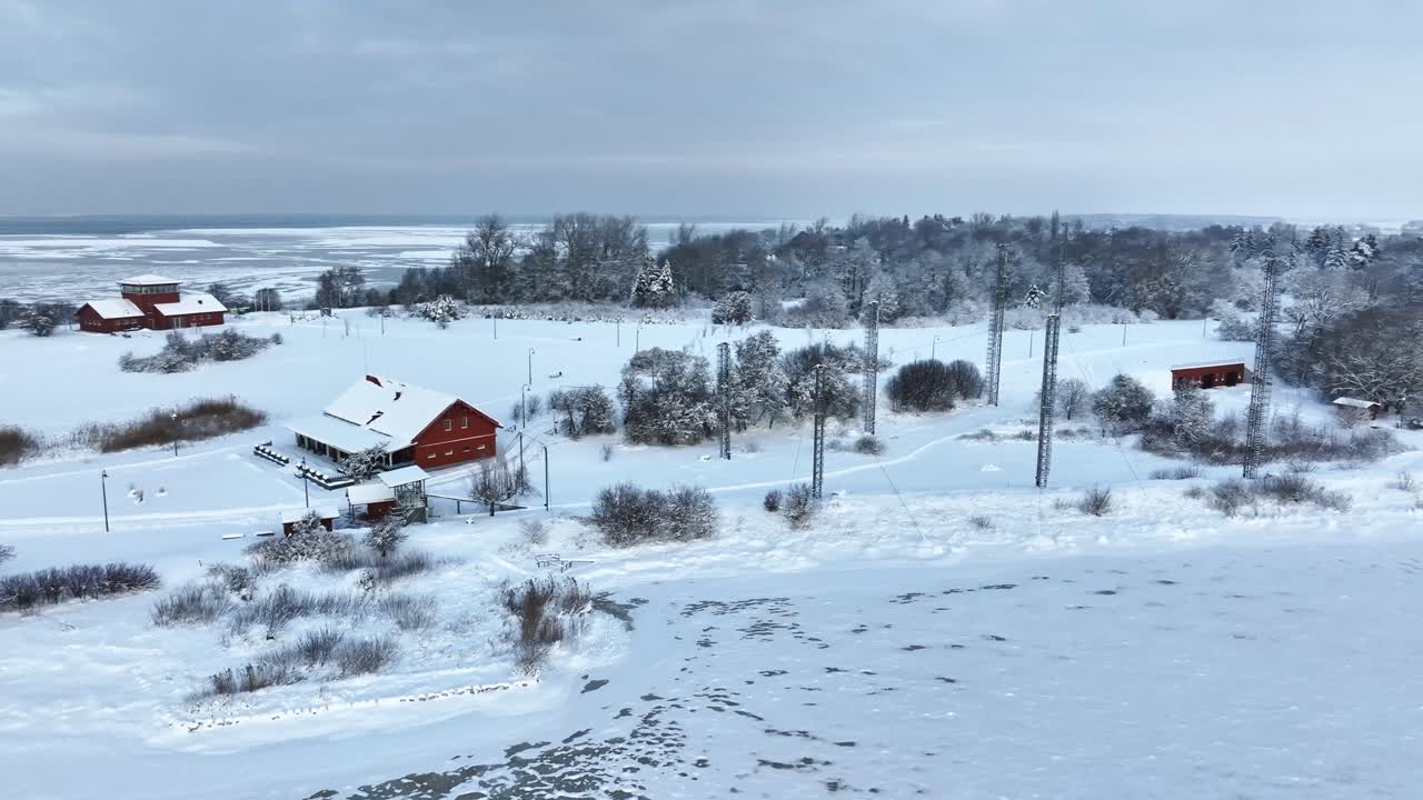 공중에서 볼 수 있는 새 함정의 금속 기둥, 새 함정은 겨울에 제거됩니다.