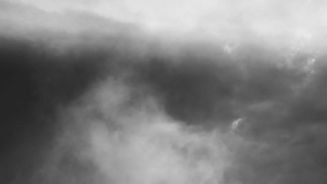 어두운 하늘에서 어두운 구름 위에 4k 뇌우