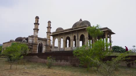 hombre explorando la mezquita kevada es una mezquita en champaner, estado de gujarat