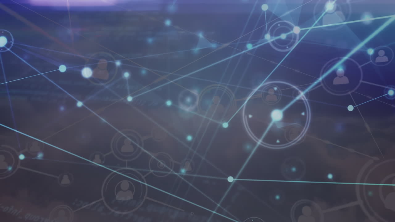 animación de la red de conexiones y procesamiento de datos en cielo nublado