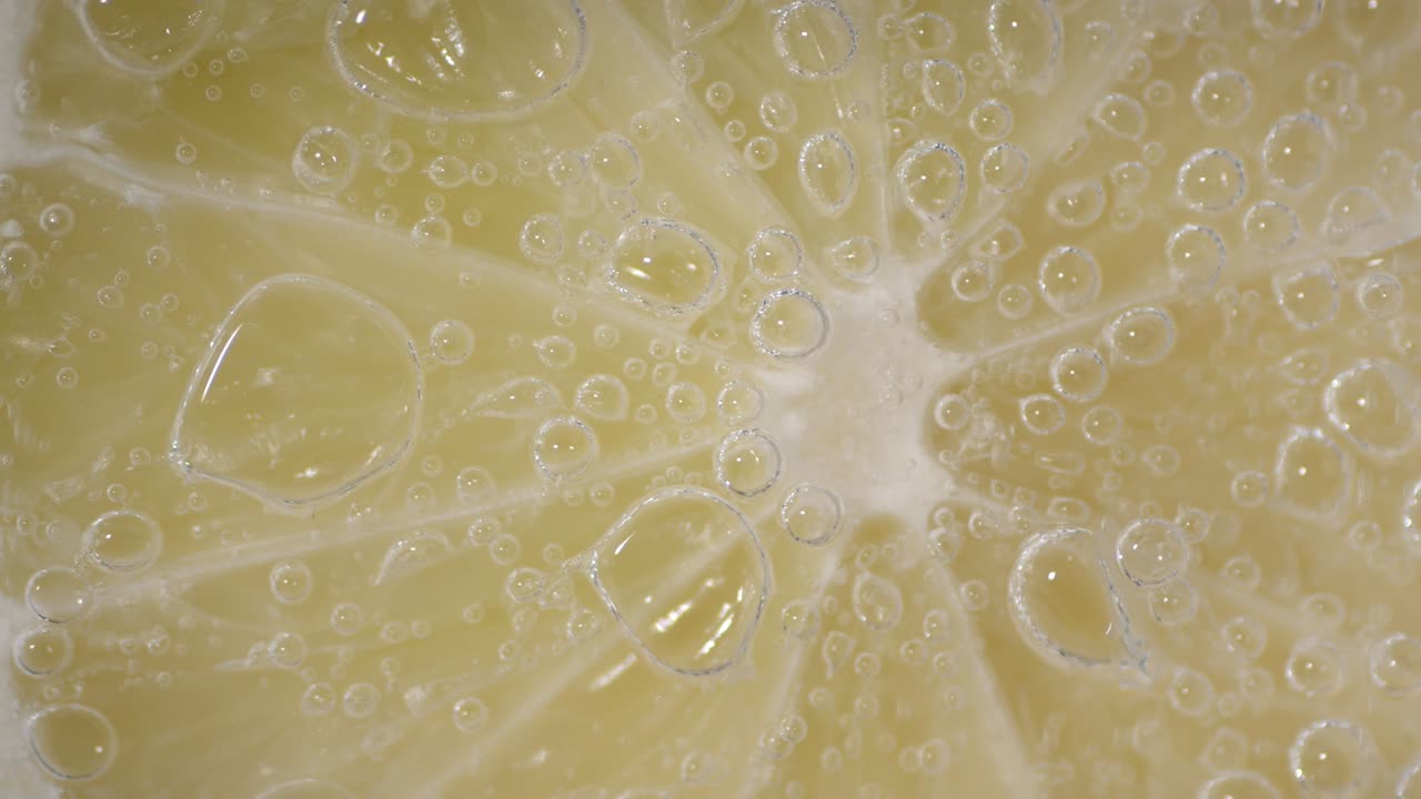 熟したライムスライスを空気泡で水中にめる - マクロバックグラウンド