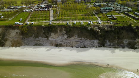 dron volando hacia el campamento con numerosos remolques para autocaravanas en el acantilado cerca del mar báltico y la playa del pueblo de chlapowo cerca de la ciudad de władysławowo