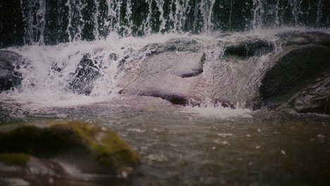 cascada de montaña de cerca en las gotas de agua