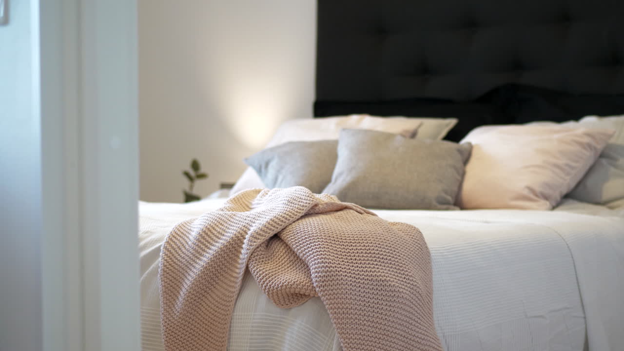 hermoso interior de dormitorio con decoración y detalles de colores brillantes