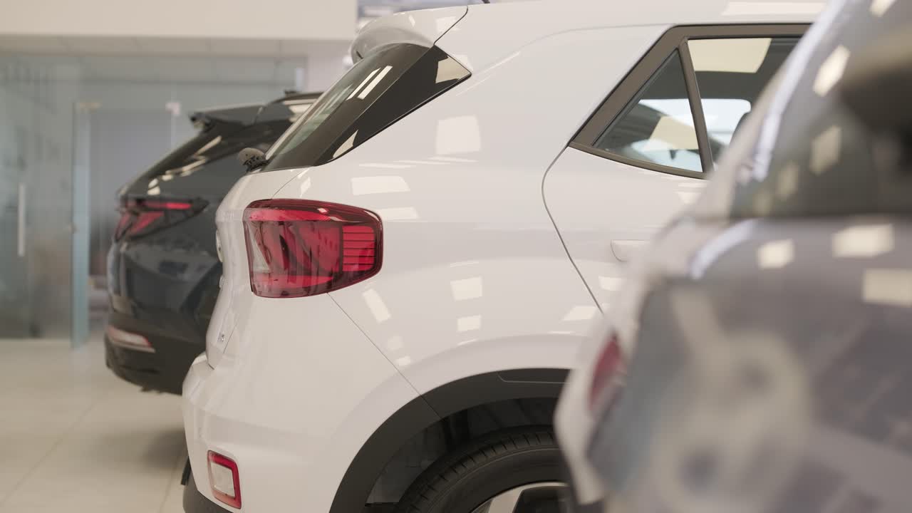 판매 중인 익명의 새로운 차량의 줄을 가진 자동차 대리점. 반이는 자동차와 함께 쇼.