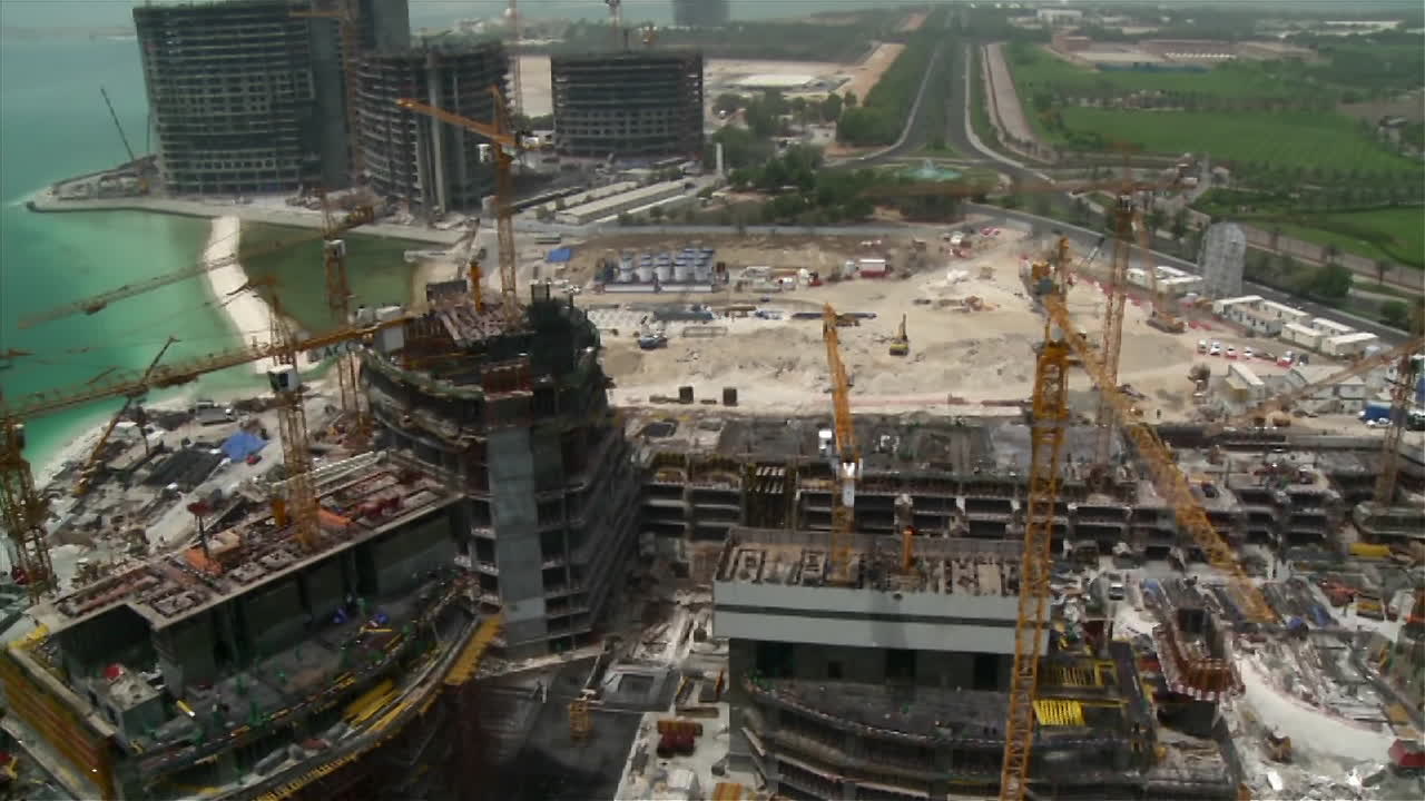 toma aérea sobre proyectos de construcción en abu dhabi, emiratos árabes unidos