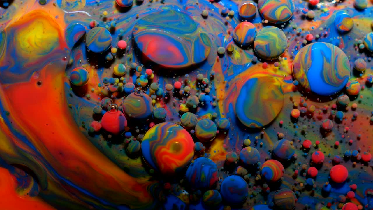 movimiento lento colores brillantes burbujas de aceite hermosa pintura color del universo moviéndose multicolor de cerca. pintura acrílica. fantástica superficie hipnótica. abstracto pintura de colores burbujas estructura de metamorfosis