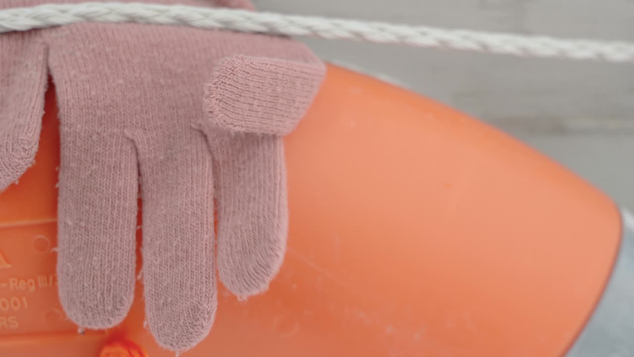 los guantes rosados en el ring bouy en estonia