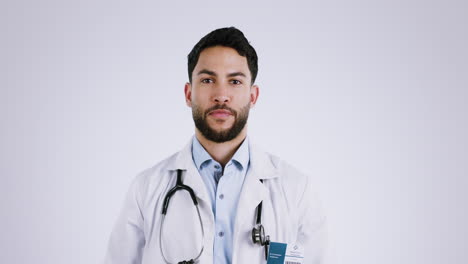 hombre, cara y señal de ok del médico en el estudio