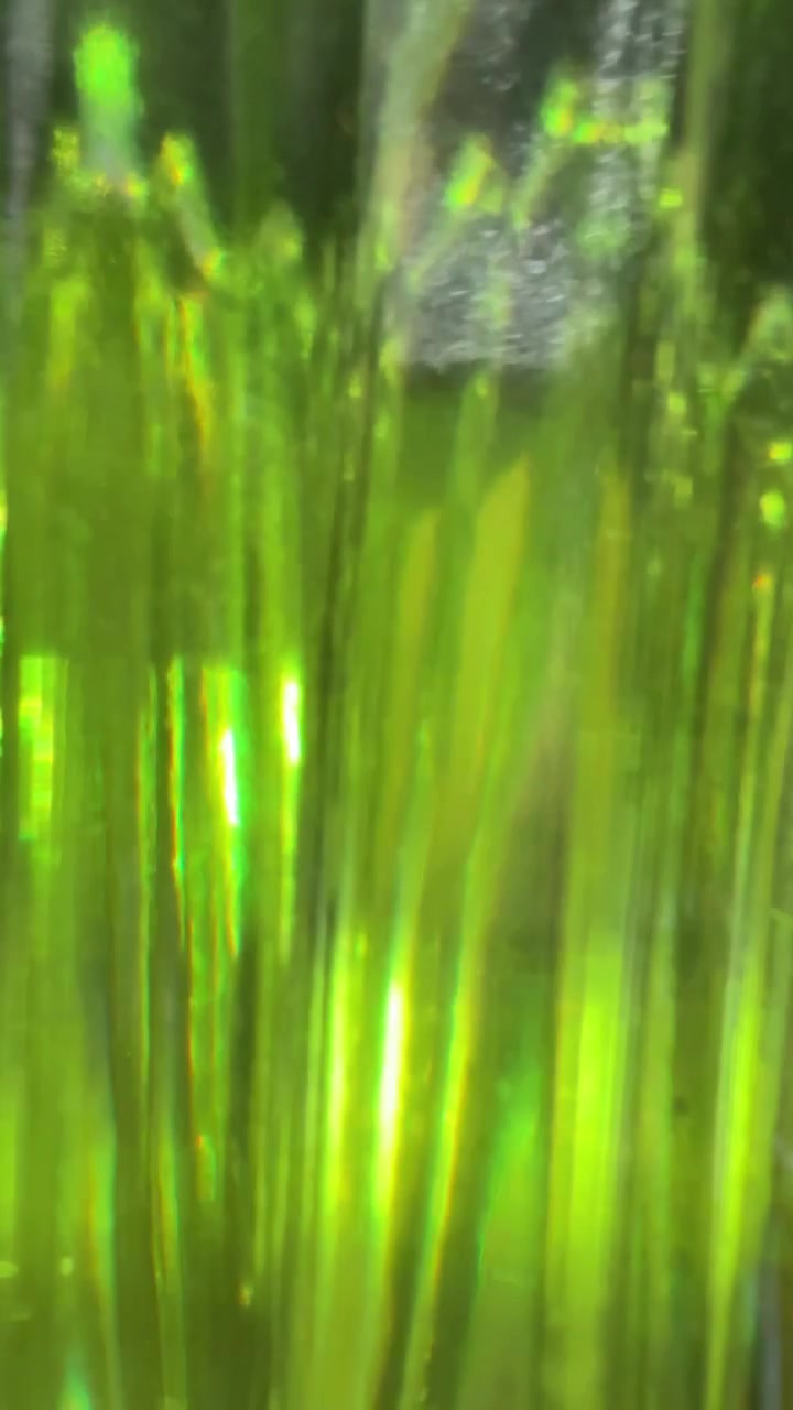 Rifrazioni di luce astratte e vivaci con colori cangianti