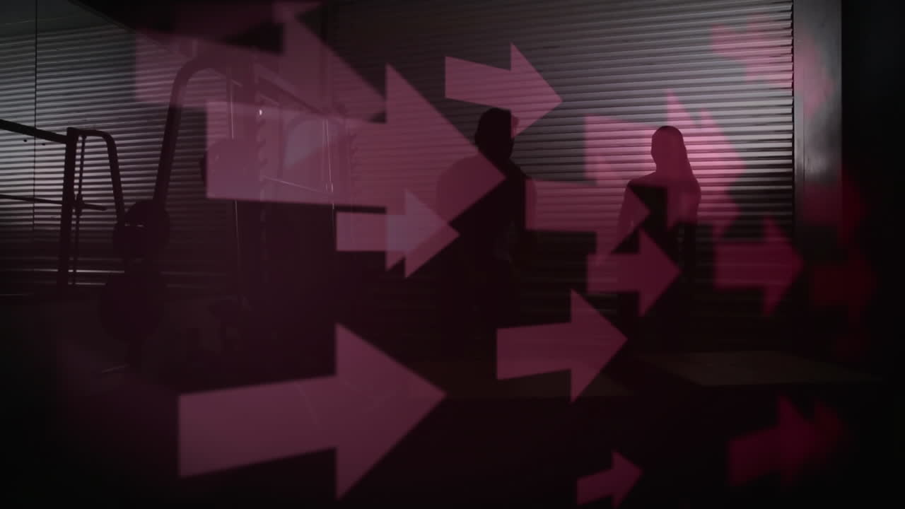 un hombre y una mujer entrenando en el gimnasio