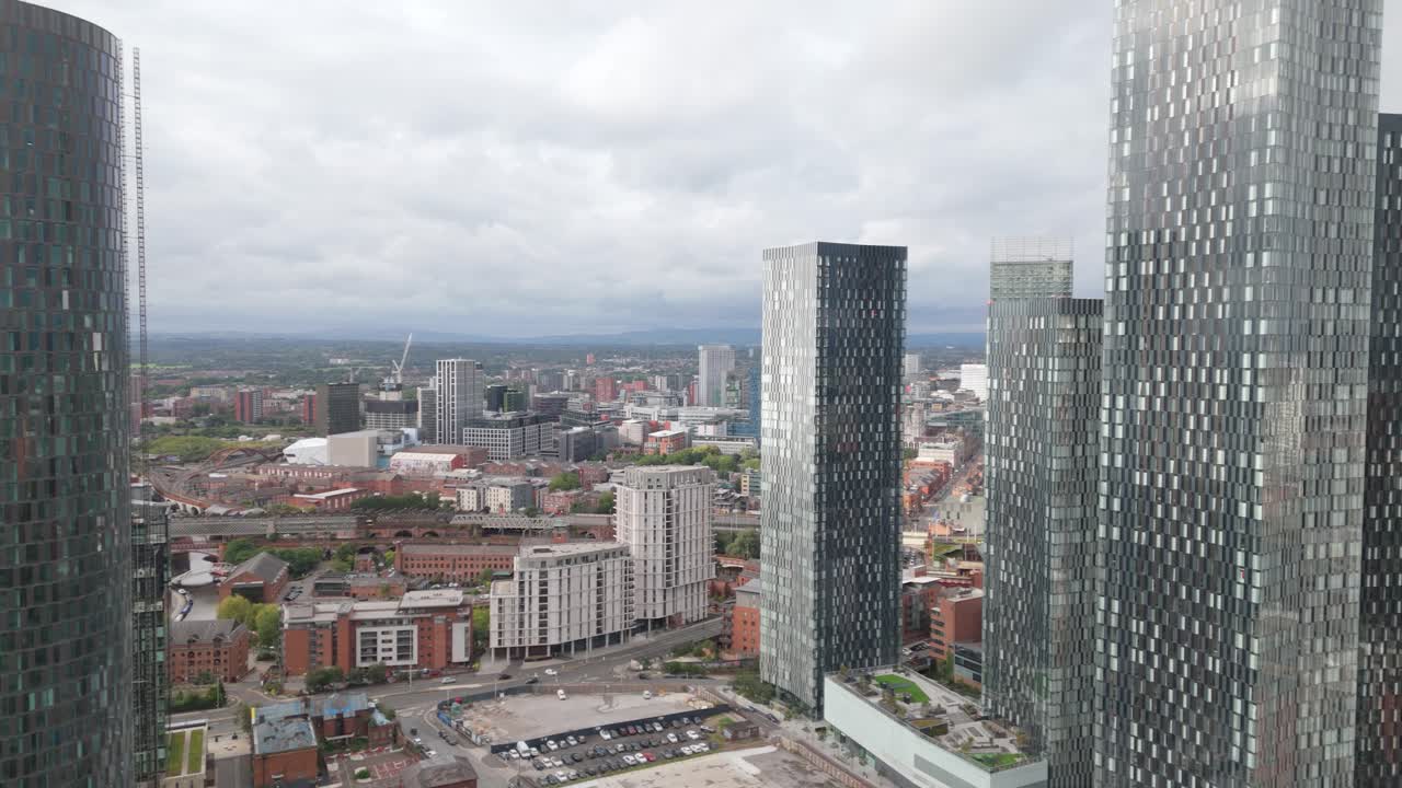 Vista aérea de Manchester Deansgate voando entre arranha-céus modernos do centro da cidade com vista para o horizonte do centro