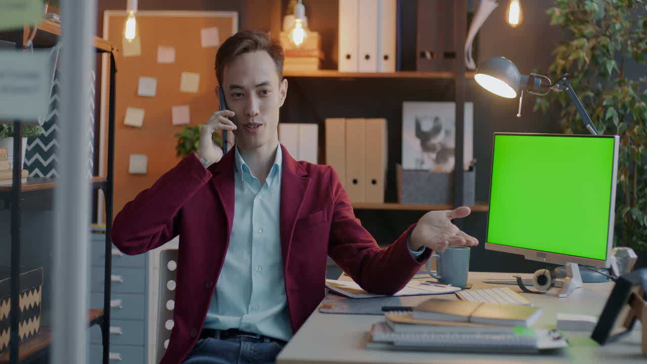 мужчина разговаривает по телефону в офисе.