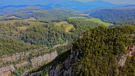 Weitwinkelaufnahme-Des-Leven-Canyon-An-Einem-Sonnigen-Tag-In-Tasmanien,-Australien