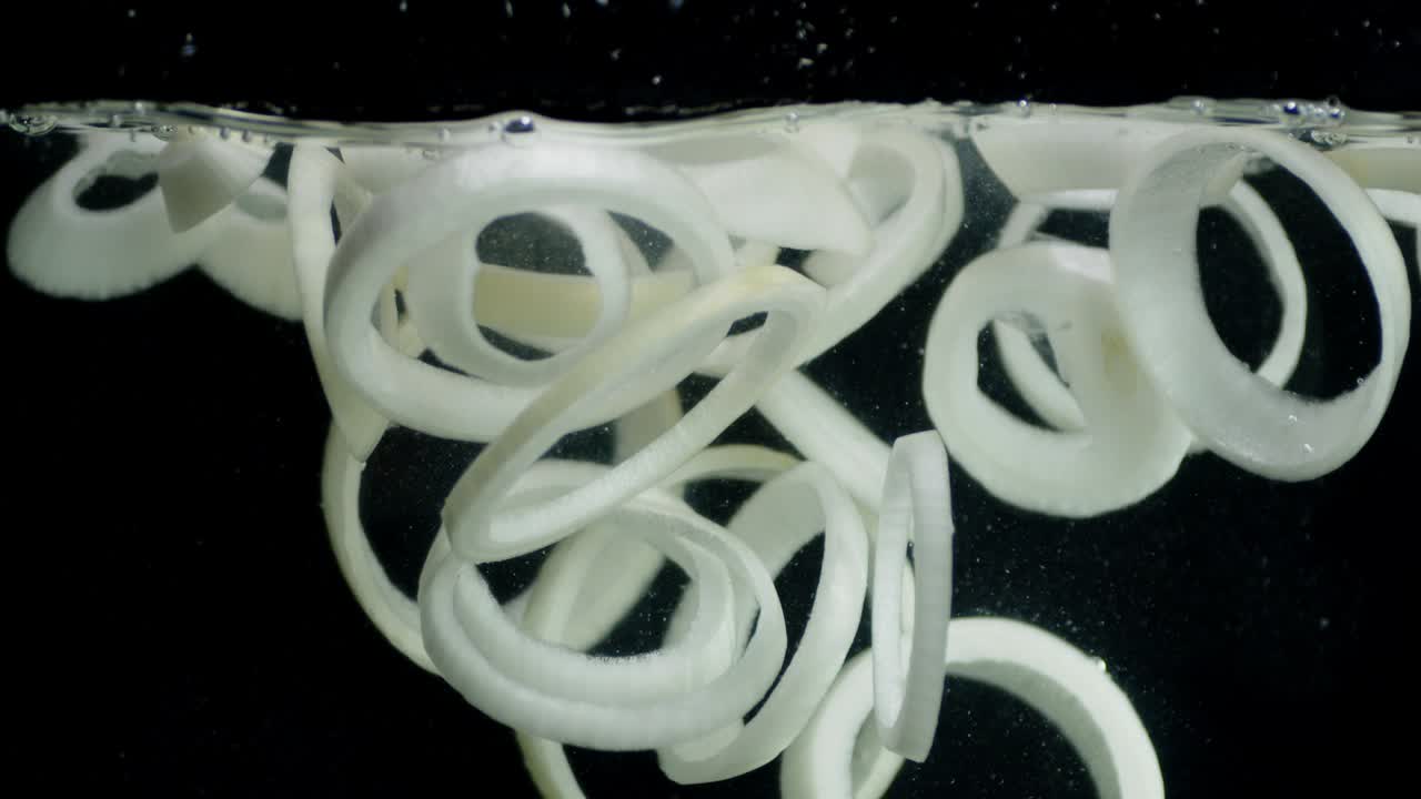los anillos de cebolla caen en el agua.