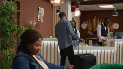 huésped que viaja con equipaje en el hotel