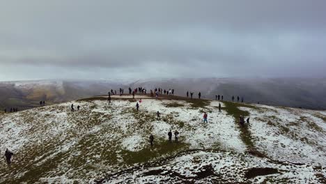 Vista-Aérea,-Panning-Mam-Tor-En-La-Cumbre-De-Inglaterra-Del-Distrito-Pico-En-Tormenta-De-Nieve-De-Invierno