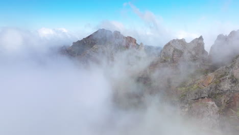 Foggy-Mountain-Peaks-Of-Pico-do-Arieiro-In-Madeira,-Portugal---drone-shot