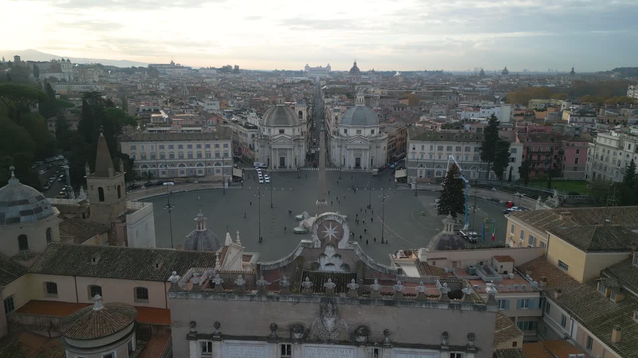 Droneopptak fremover over Piazza del Popolo i historiske Roma, Italia.