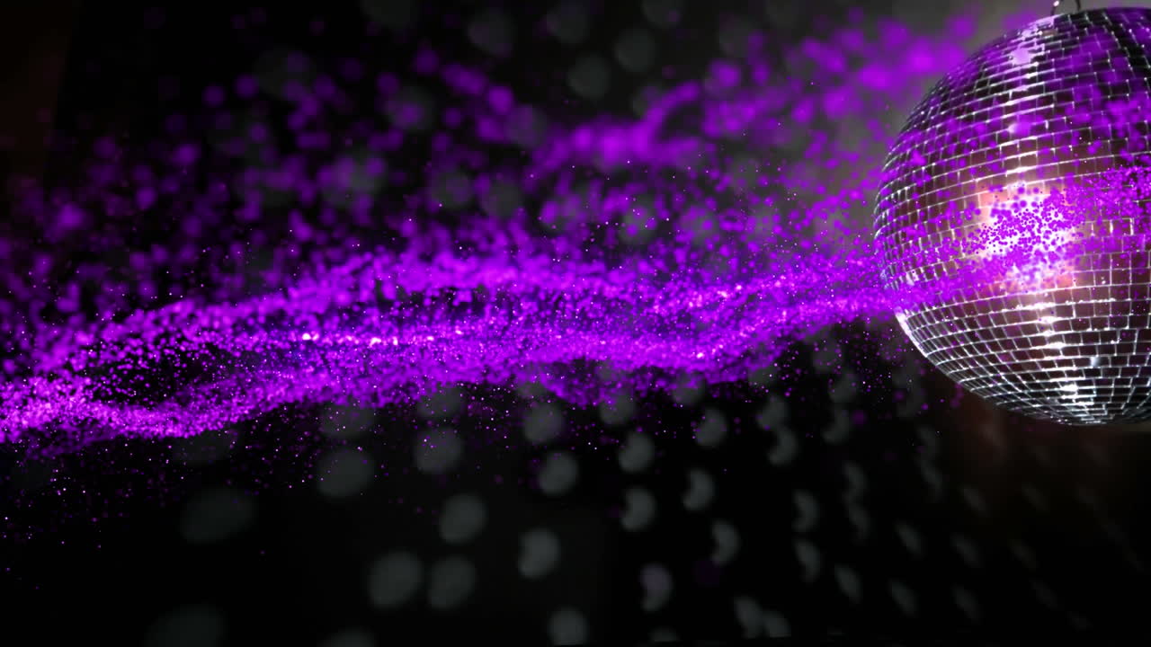 검은 바탕에 있는 디스코 볼 위의 빛 반점의 애니메이션