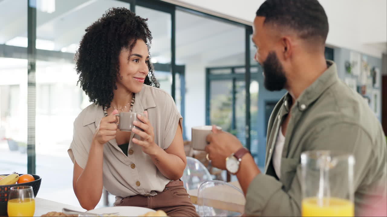 pareja disfrutando de café juntos en casa