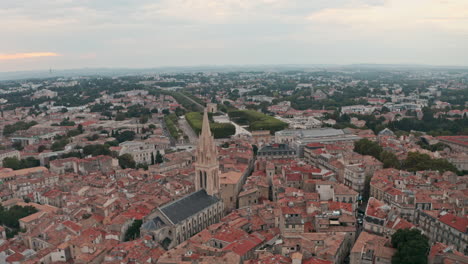 Tiro-De-Drone-Ascendente-De-La-Iglesia-Carre-Sainte-Anne-Montpellier