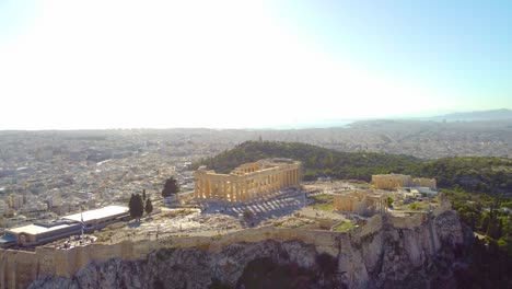 acrópolis de atenas en la parte superior del afloramiento rocoso sobre el paisaje urbano de atenas, grecia
