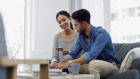 una pareja joven usando una tarjeta de crédito