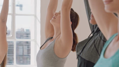 clase de yoga de jóvenes multirraciales practicando pose de guerrero disfrutando de un estilo de vida saludable haciendo ejercicio en una postura de entrenamiento de gimnasio