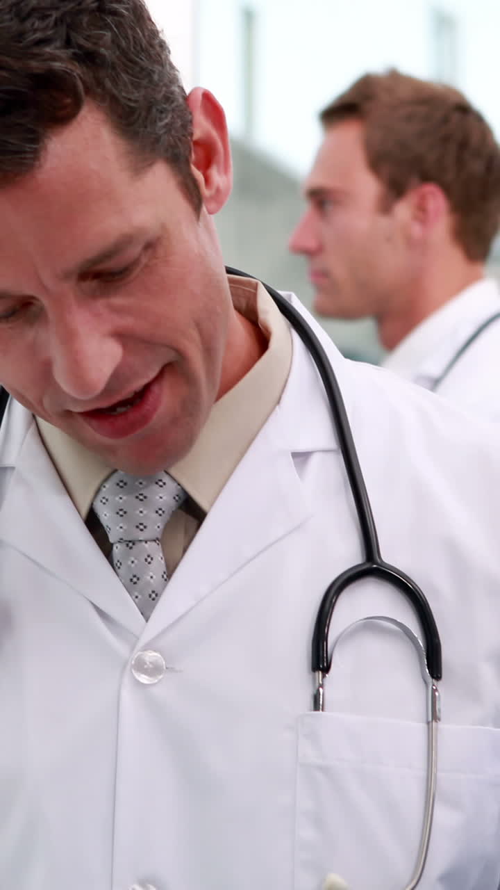 의료팀이 함께 파일을 보고 있습니다.