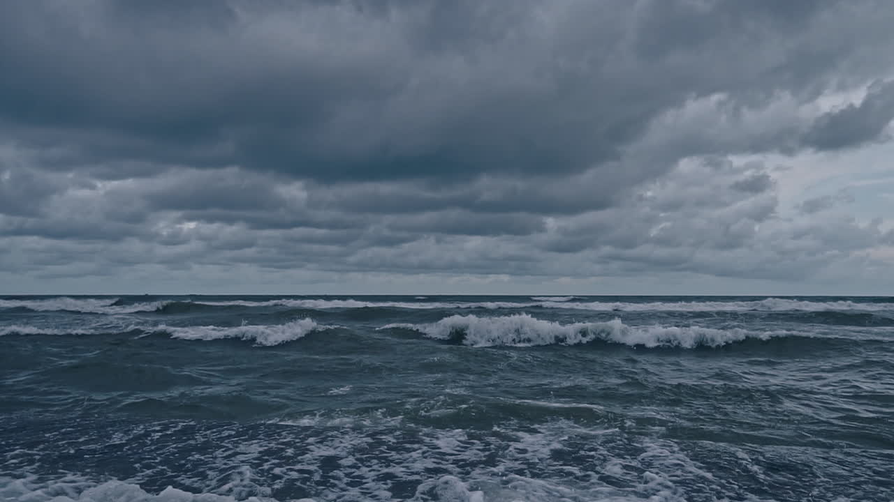 천천히 움직이는 강한 바다 조류가 폭풍을 때리는 것