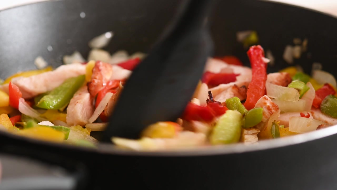 Hähnchen-Fajitas kochen mit Paprika und Zwiebeln